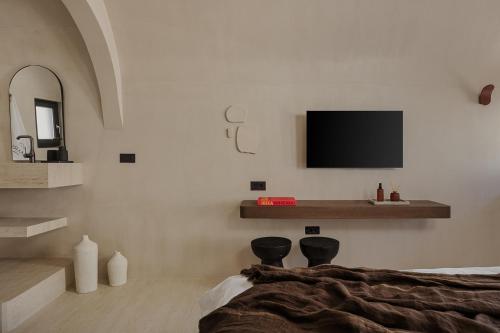 TV a/nebo společenská místnost v ubytování AKRI santorini with heated jacuzzi