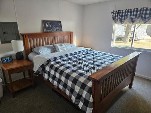 una camera da letto con un letto grande e una finestra di Charming Countryside Retreat a Fort Plain