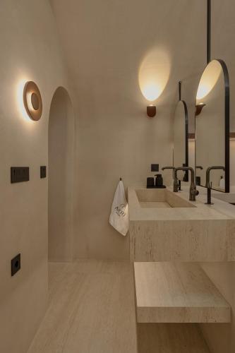 Fotografie z fotogalerie ubytování AKRI santorini with heated jacuzzi v destinaci Emporio