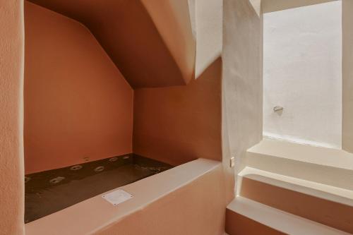 Fotografie z fotogalerie ubytování AKRI santorini with heated jacuzzi v destinaci Emporio