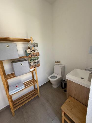a bathroom with a toilet and a sink at Santinho House - com carregador de carros eléctricos in Ferreira do Alentejo