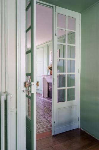 una puerta abierta en una habitación con chimenea en Maison Bö, en Bossancourt