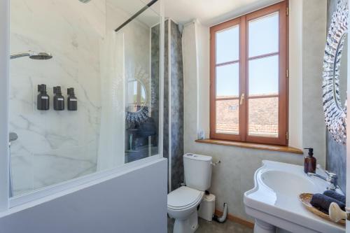 une salle de bain avec toilettes, baignoire et lavabo dans l'établissement Maison Bö, à Bossancourt