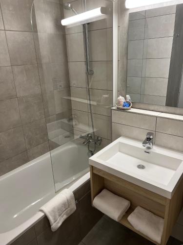 Ένα μπάνιο στο Brit Hotel Landivisiau