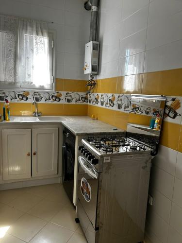Kuchyň nebo kuchyňský kout v ubytování Appartement spacieux - Dar Chaabane plage