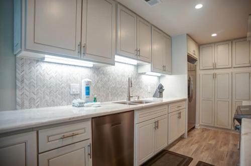 une cuisine avec des armoires blanches et un évier dans l'établissement 1864 Beachside Tennis at The Sea Pines Resort, à Île de Hilton-Head