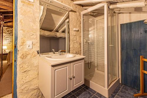 Ένα μπάνιο στο Maison de charme avec piscine - Oc Keys