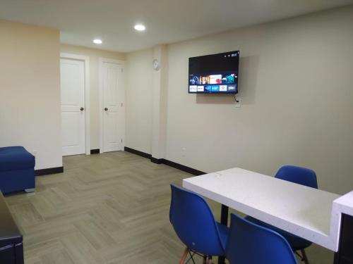 a conference room with a table and blue chairs at Departamento Sector Hospital Solca in Quito