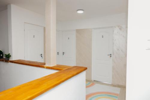 a room with white cabinets and a wooden counter at Pensiunea Oaza Padurii in Novaci