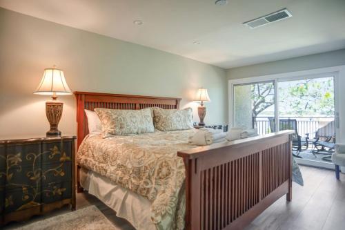 une chambre avec un lit et un balcon dans l'établissement 1864 Beachside Tennis at The Sea Pines Resort, à Île de Hilton-Head
