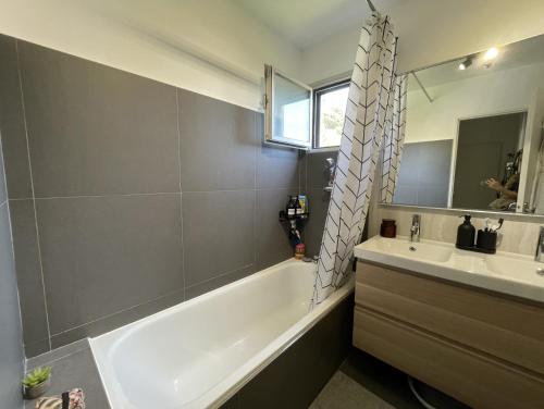Appartement moderne dans une résidence avec piscine