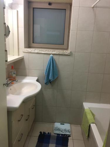 a small bathroom with a sink and a mirror at שלוות חן in Qasrîne
