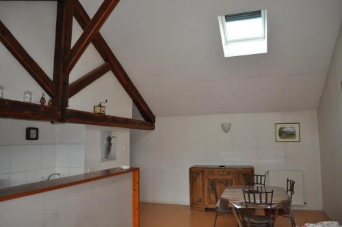 una sala da pranzo con un tavolo e una finestra di LaForge a Noyarey