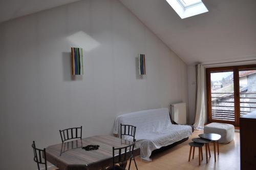 una camera da letto con un letto, un tavolo e delle sedie di LaForge a Noyarey