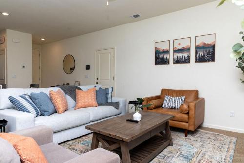 マーセドにあるModern 5 bed near hospitals and UC Mercedのソファとテーブルのあるリビングルーム