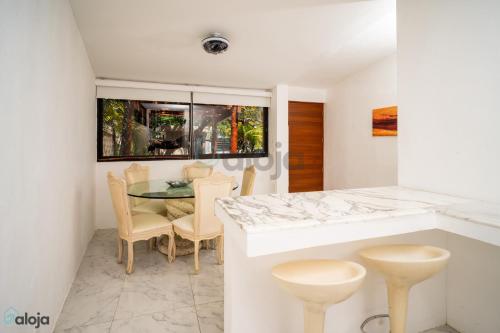 a kitchen and dining room with a table and chairs at Hotel Boutique Maraf Cancun in Cancún