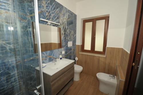 a bathroom with a sink and a toilet at B&B da Choco in Vitulano