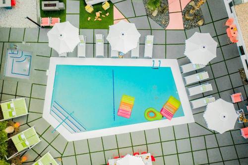 Πισίνα στο ή κοντά στο The Wesley by AvantStay Mid-Century Modern Oasis with Pool