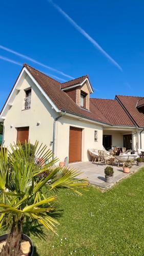 a house with a yard with a patio at L'Horizon de la Côte d'Opale in Hesdin-lʼAbbé