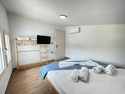 a bedroom with a bed with towels on it at Villa Maria in Elani