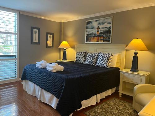 ein Schlafzimmer mit einem Bett mit Handtüchern darauf in der Unterkunft 909 Cutter Court at The Sea Pines Resort in Hilton Head Island