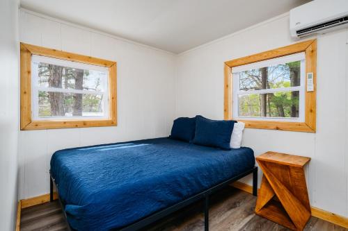 Ένα ή περισσότερα κρεβάτια σε δωμάτιο στο Cozy Cottage on Arbutus Lake