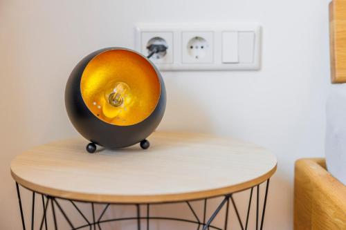 an orange sitting on top of a wooden table at Easy Sleep Vohburg - Wohnen auf Zeit in Vohburg an der Donau