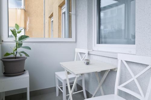 Lili's Studio 2 with Balcony, Near Bus Station, Free Parking
