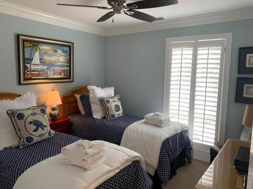 Postel nebo postele na pokoji v ubytování 841 Ketch Court at The Sea Pines Resort