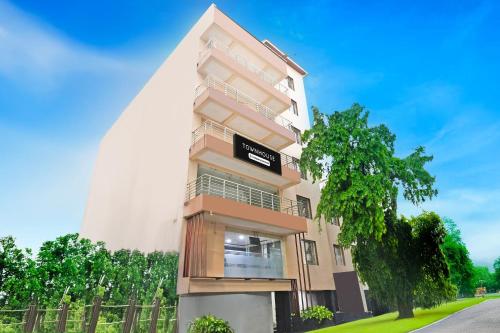 a building with a sign on the side of it at Super Townhouse Sahayogi Nagar Near Big Bazaar in Dhanbād