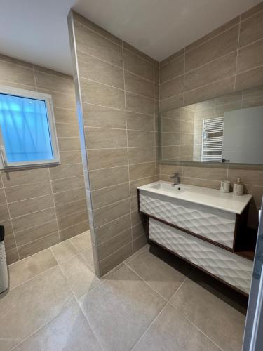 a bathroom with a tub and a sink and a mirror at Villa ursu in Die