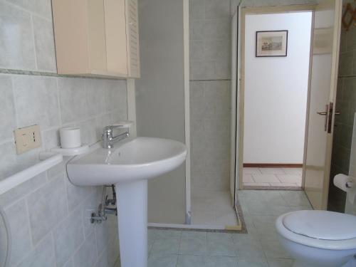 A bathroom at Bibione villa Torino via della bilancia 43