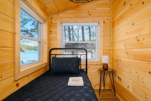 Postel nebo postele na pokoji v ubytování Fishing-Arbutus Lake-Pontoon Rental-Family Friendly
