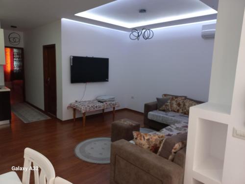 TV i/ili multimedijalni sistem u objektu Ulliri 2