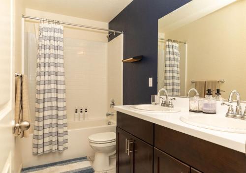 マーセドにあるModern 5 bed near hospitals and UC Mercedのバスルーム(洗面台2台、トイレ付)