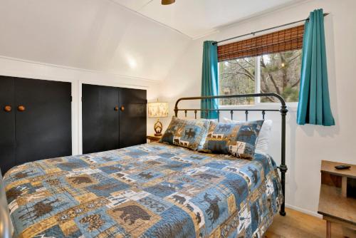 En eller flere senge i et værelse på Camp Conklin #2337