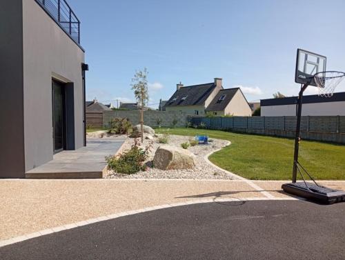 - un panier de basket sur le côté d'un bâtiment dans l'établissement villa des rivages, à Cléder