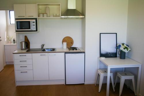 Una cocina o cocineta en Wainui Beach studio - 2 minutes walk to beach