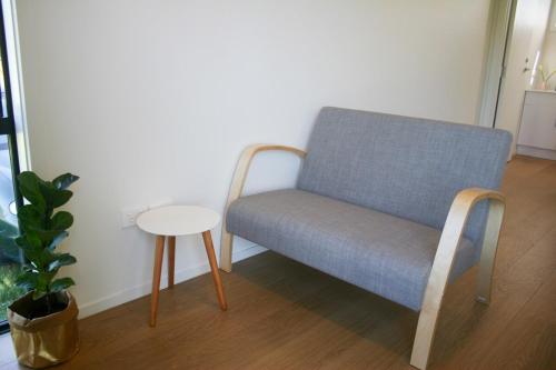 Un lugar para sentarse en Wainui Beach studio - 2 minutes walk to beach