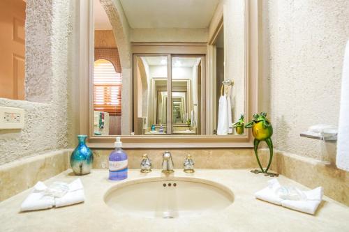 a bathroom with a sink and a mirror at Princesa De Penasco in Punta Penasco New