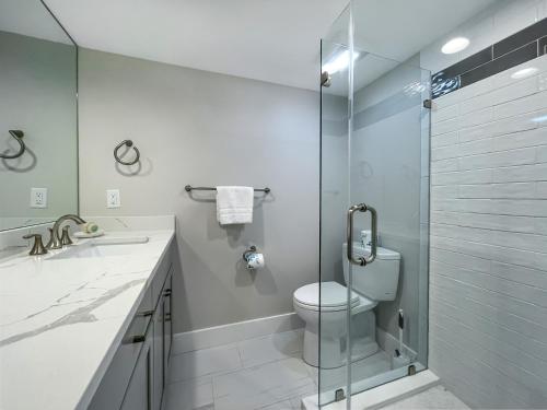 ein Badezimmer mit Toilette und Glasdusche in der Unterkunft 852 Ketch Court at The Sea Pines Resort in Hilton Head Island