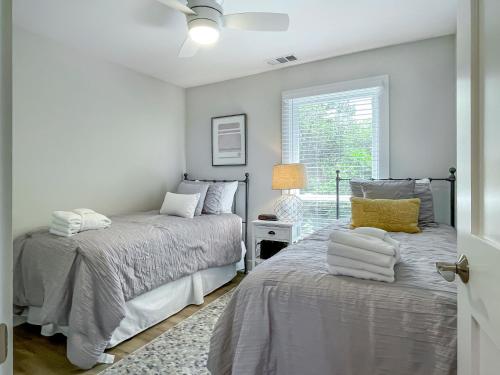 ein Schlafzimmer mit zwei Betten und einem Fenster in der Unterkunft 852 Ketch Court at The Sea Pines Resort in Hilton Head Island