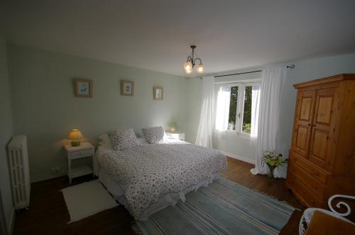 1 dormitorio con cama y ventana en Bruet Gites en Yviers