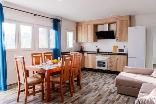 Kuchyň nebo kuchyňský kout v ubytování Casa rural La Canal