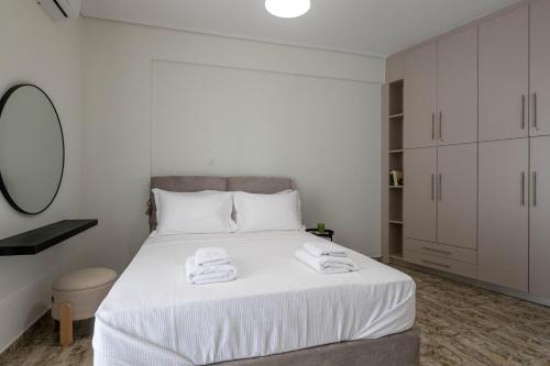Cama o camas de una habitación en Kalamata Downtown Cuties