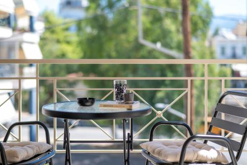 - Balcón con mesa y 2 sillas y taza de café en Kalamata Downtown Cuties, en Kalamata