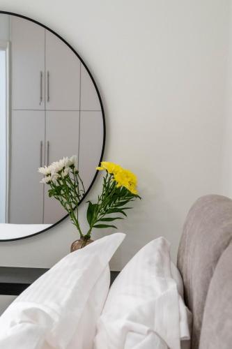 Cama o camas de una habitación en Kalamata Downtown Cuties