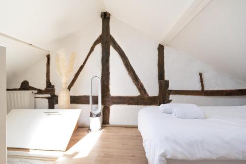 a bedroom with two beds and a bath tub at Appartement atypique - coeur historique de Liège in Liège