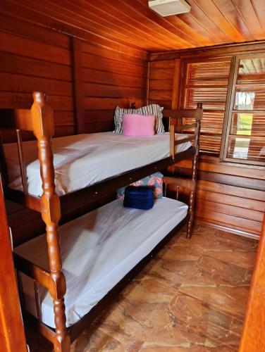 a bedroom with two bunk beds in a cabin at CLUBE e HOTEL ARIRANG in Itu