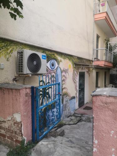 Budget Apartment Near Metro!